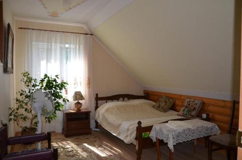 a bedroom with a bed and a window at Guest House Valentain in Suzdal