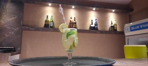 - une boisson dans un verre de martini sur une table dans l'établissement Hotel Jyothis Regency, à Palakkad