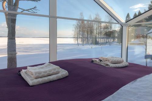 Кровать или кровати в номере Arctic Lakeland Igloos Vuokatti