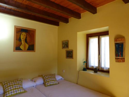 a bedroom with two beds and a window at Casa Rural Rudron in Valdelateja