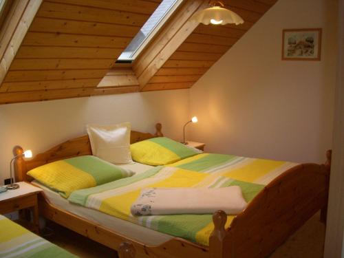 1 dormitorio con 2 camas individuales en un ático en Gästehaus Jeremias en Königstein an der Elbe