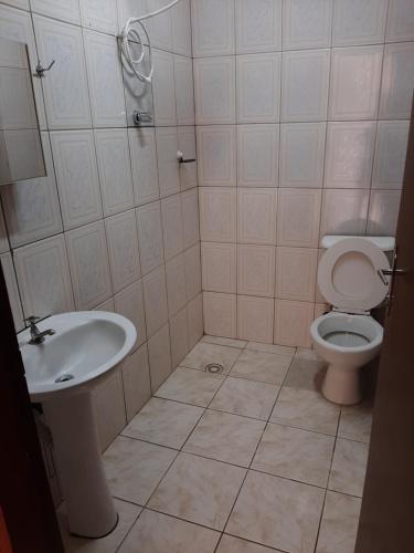 GOLDEN ROSE HOTEL tesisinde bir banyo