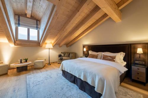 Rúm í herbergi á Hôtel de Verbier SUP