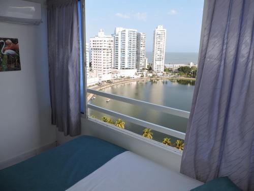 Cette chambre dispose d'une fenêtre offrant une vue sur une étendue d'eau. dans l'établissement Estudio Loft Cartagena, à Carthagène des Indes