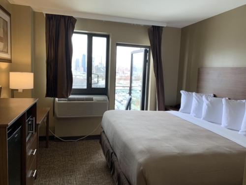 Cama o camas de una habitación en Astoria Delancy Inn & Suites