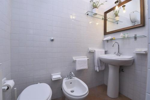 ガイオーレ・イン・キアンティにあるRosmarinoのトイレと洗面台を備えた白いバスルーム