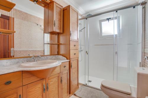 ティアスにあるCasa Oasisのトイレ、洗面台、シャワー付きのバスルーム