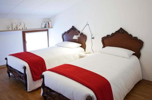 dos camas sentadas una al lado de la otra en un dormitorio en B&B ViaCavourSei, en Portogruaro