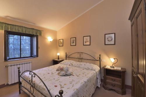 sypialnia z łóżkiem, stołem i oknem w obiekcie Salvia w mieście Gaiole in Chianti