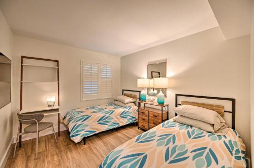 Un pat sau paturi într-o cameră la Luxe Naples Escape Walk to Beach and Downtown!
