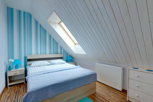 Un pat sau paturi într-o cameră la Apartamenty Riva