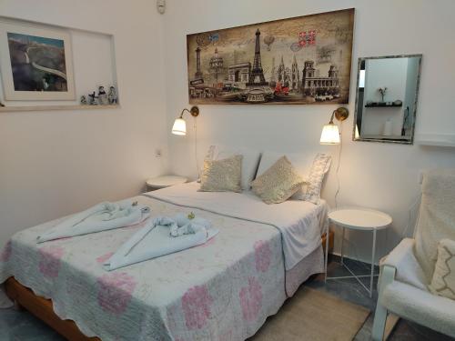 1 dormitorio con 1 cama con toallas en Carmela Studio, en Arad