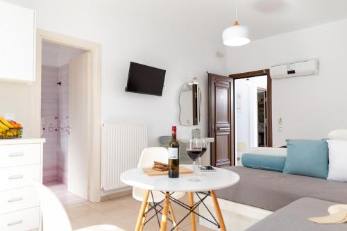 sala de estar con mesa y copa de vino en Depis Place and Apartments, en Naxos Chora