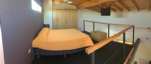 a small room with a bed in a room at Loft Único in San Rafael