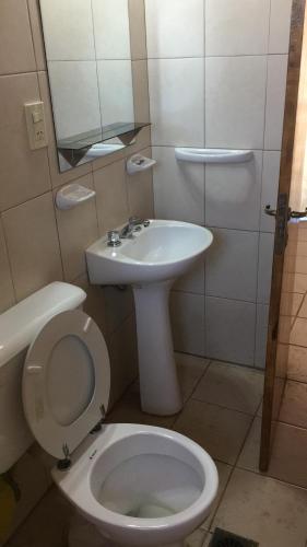 La salle de bains est pourvue de toilettes et d'un lavabo. dans l'établissement Loft Único, à San Rafael