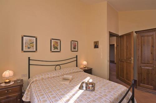 ein Schlafzimmer mit einem Bett mit einem Tisch und 2 Lampen in der Unterkunft Timo in Gaiole in Chianti