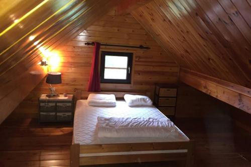 Кровать или кровати в номере Chalet cosy et chaleureux à Wéris près de Durbuy