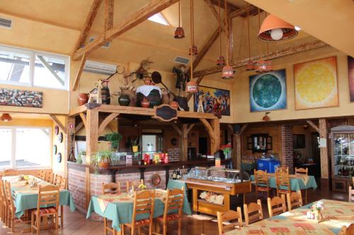 un restaurante con mesas y sillas en una habitación en Guesthouse Les en Brežice