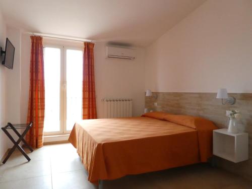 een slaapkamer met een bed en een groot raam bij Villavesta Bed And Breakfast in Vieste