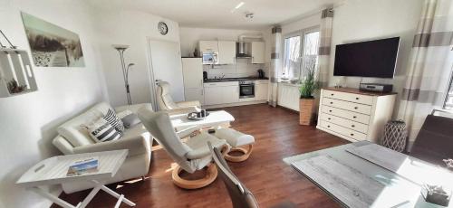 ein Wohnzimmer mit einem Sofa und einem Tisch in der Unterkunft Ferienwohnung Wellenreiter in Sassnitz