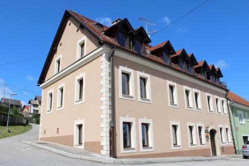 Afbeelding uit fotogalerij van Guesthouse Les in Brežice