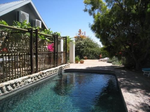 una piscina delante de una valla en Karoo Lodge, en Prince Albert