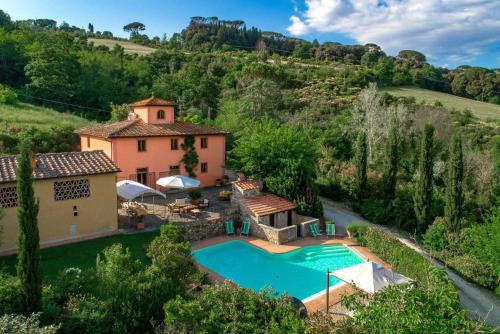 een luchtzicht op een huis met een zwembad bij Casale del Lago in San Casciano in Val di Pesa