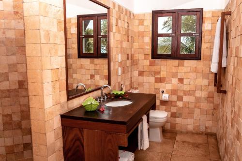 a bathroom with a sink and a toilet at Acquapipa Resort in Pipa