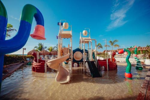 een waterpark met een speeltuin met glijbanen bij Loa Hotel in Tolú