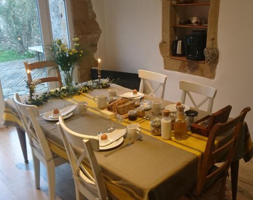 une table à manger avec un chiffon jaune dans l'établissement Domaine de la Castagnère, à Castetnau-Camblong