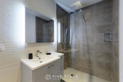 une salle de bain avec un lavabo et une douche dans l'établissement Grand Suite Promenade Five stars holiday house, à Nice