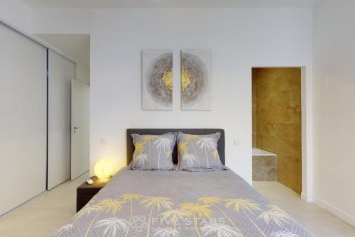 une chambre avec un grand lit et une salle de bain dans l'établissement Grand Suite Promenade Five stars holiday house, à Nice