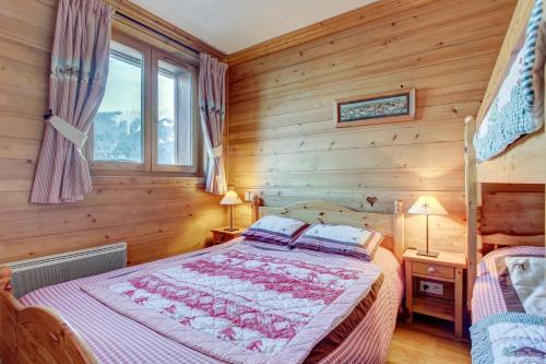 une chambre avec un lit dans une cabane en bois dans l'établissement Lodge 3, à Morzine