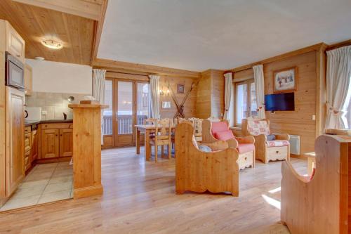 une cuisine et un salon avec une table et des chaises dans l'établissement Lodge 3, à Morzine