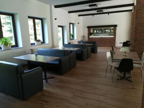 un restaurante con sofás y mesas en una habitación en Resort Blatnice, en Františkov