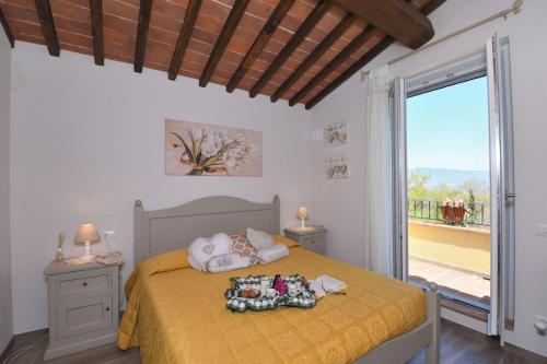 a bedroom with a bed and a large window at Casa di Campagna Pianelli in Pergine Valdarno