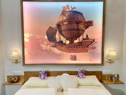 a picture of a ship on the wall above two beds at AVALON ideal gelegen zwischen Europapark und Rulantica in Rust