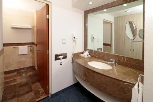 a bathroom with a sink and a mirror at Holiday Inn Express San Luis Potosí, an IHG Hotel in San Luis Potosí