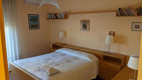 una camera con un letto e due tavoli e una finestra di Casa Gres a Carlentini