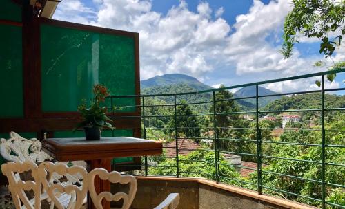 a balcony with a view of the mountains at Pousada Pataca de prata - Pousada de Época in Petrópolis