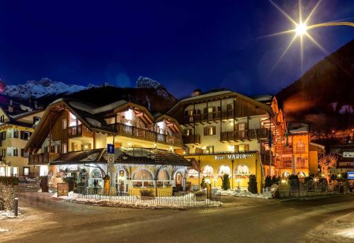 un hotel in montagna di notte di Leading Relax Hotel Maria a Moena