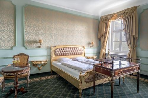 A bed or beds in a room at Robenstein Hotel & SPA - Villa