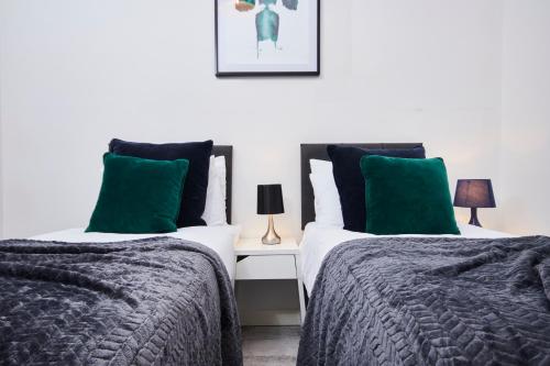 Postel nebo postele na pokoji v ubytování 2Bed NYC Style Apartment in Central Leeds