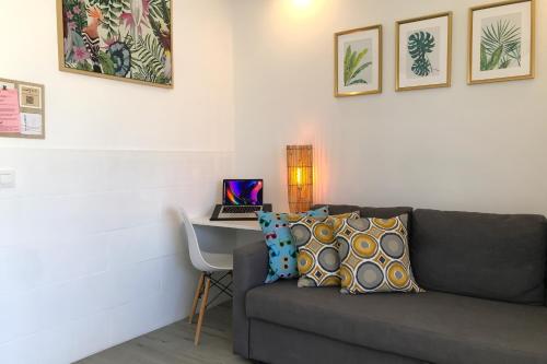 Modern Oasis with Sun & Style 3 Pools AC WiFi