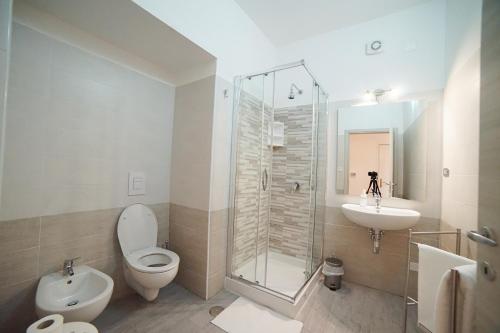 uma casa de banho com um WC, um lavatório e um chuveiro em Central Home B&B em Cosenza