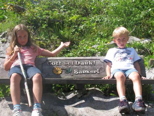 Kinder, die in der Unterkunft Almresort Baumschlagerberg übernachten