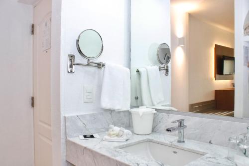 a bathroom with a sink and a mirror at Comfort Inn Monterrey Valle in Monterrey