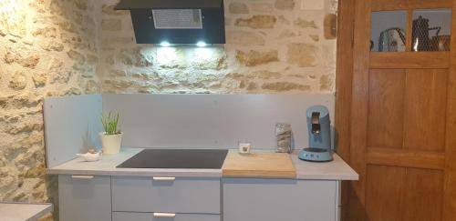 a kitchen with a sink and a counter top at Chez Émile logement entier 2 chambres jardin privé in Humes