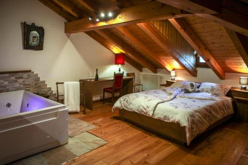 una camera con letto e vasca di Maison Bordon - Le Petit Château a Nus