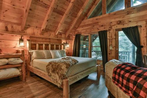 1 dormitorio con 1 cama en una cabaña de madera en Alone at Last - Sage Vacations, en Pigeon Forge